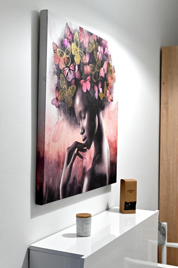 Sandra, Apartment *
